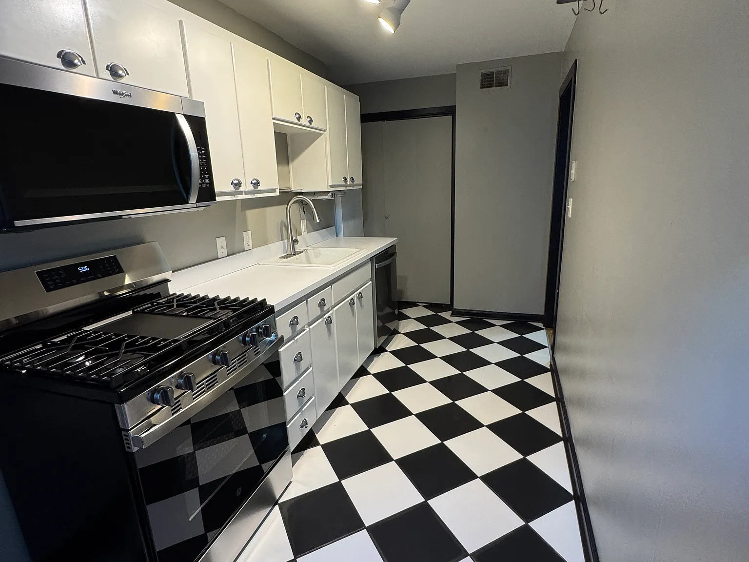 4540 Broadway — Photo 3