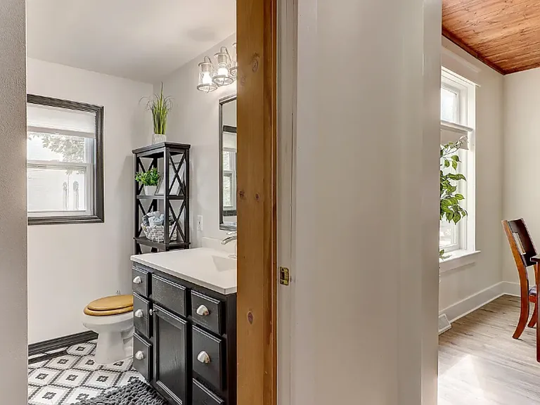 511 W Wisconsin St — Photo 22