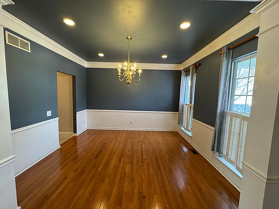 Dining area to the right of entrance