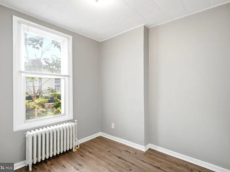 1631 S Etting St — Photo 15