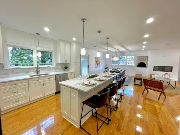 866 Salem St, Groveland, MA 01834