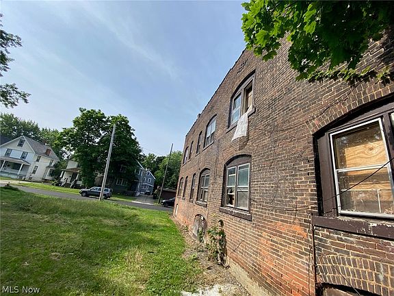 3rd image of 15213 Ridpath Ave