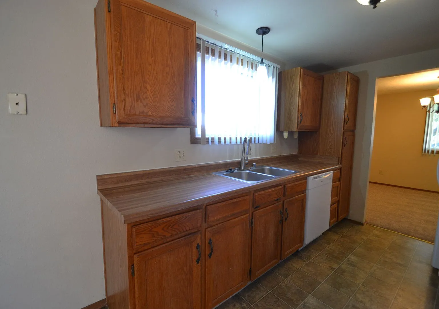 3 Bedroom 2.5 Bath Available Now — Photo 4