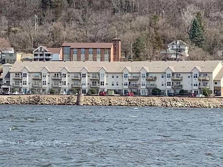 RIVERS EDGE RESIDENCES — Photo 12