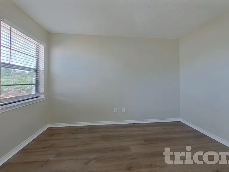 509 Live Oak Dr — Photo 12