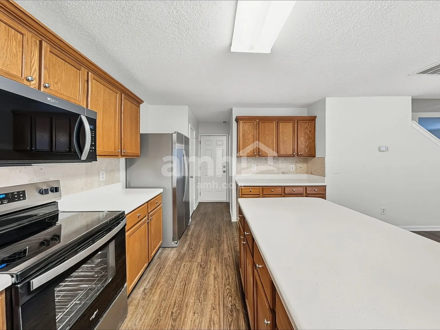 3 bed, 2.5 bath, 2237 sqft, $2,035 — Photo 3