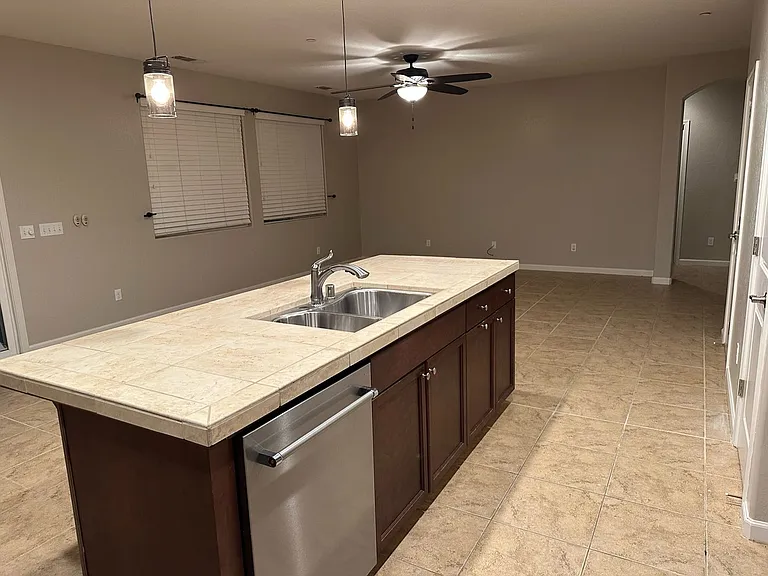 2101 N Lindsay Ct — Photo 8