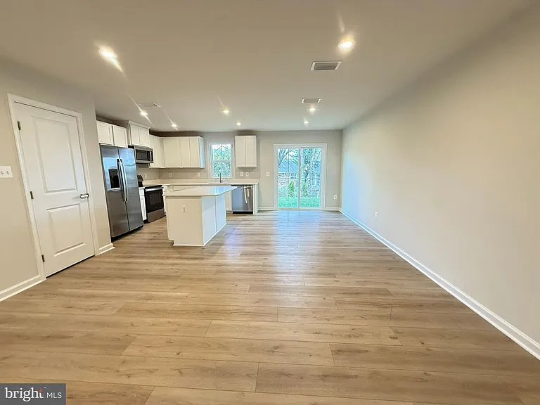 647 Laurelwood Cir — Photo 2