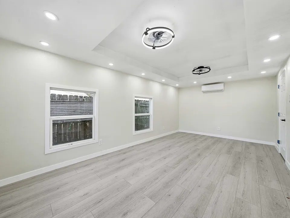 122 Biering St #4