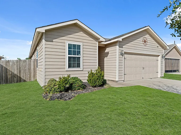 718 Crystal Lakes Dr — Photo 21