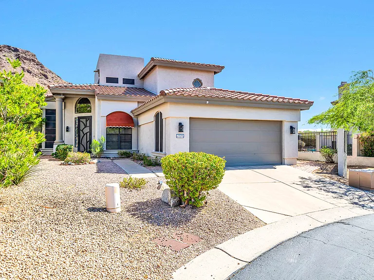 House front with large double garage in quiet cul-de-sac at the base of Lookout Mountain. Near two AAA-plus elementary schools.
