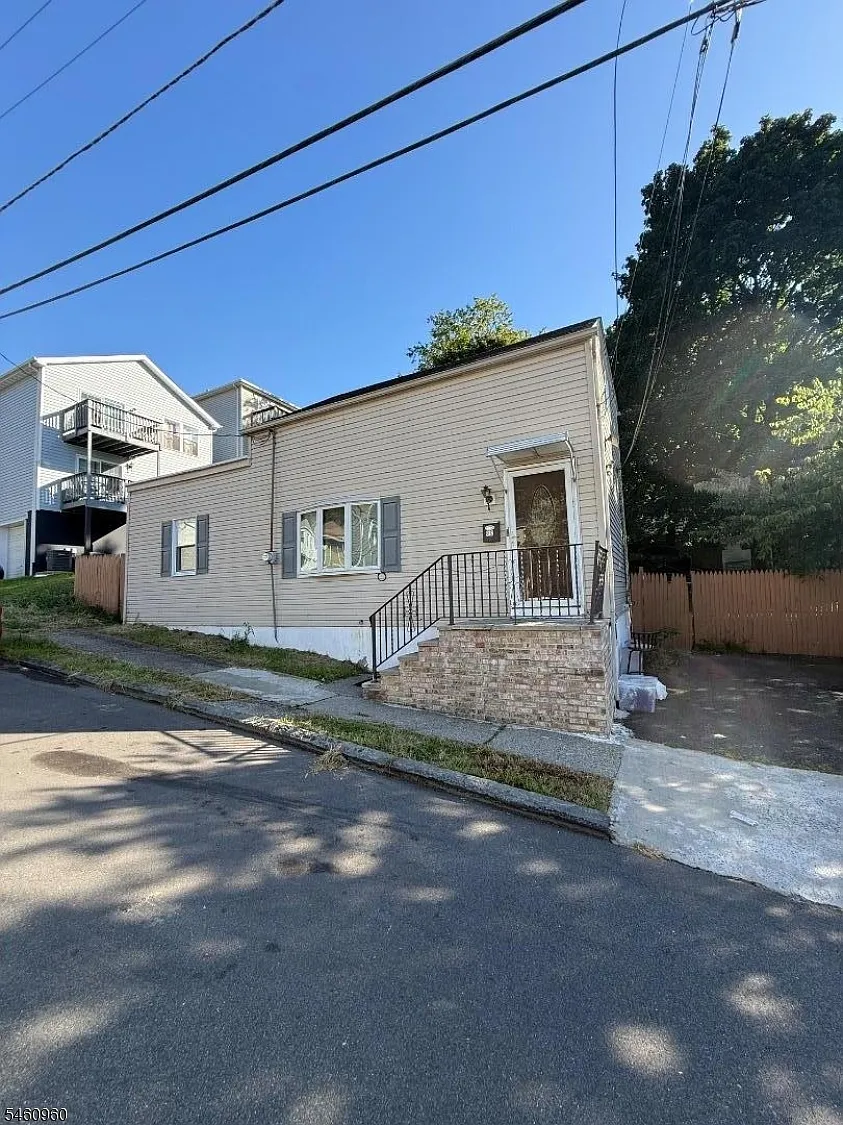 3 bed, 2.0 bath, $3,000 — Photo 1