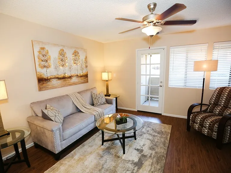 10134 W Mohawk Ln — Photo 4