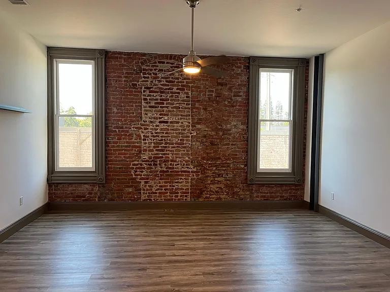 401 2nd St #206 — Photo 3