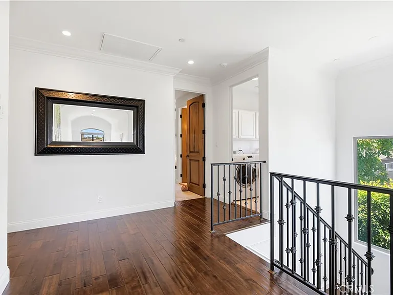 1207 Harkness Ln — Photo 16