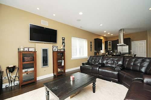 4th image of 5537 N Campbell St #2