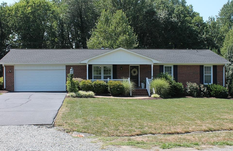 1st image of 107 White Oak Dr