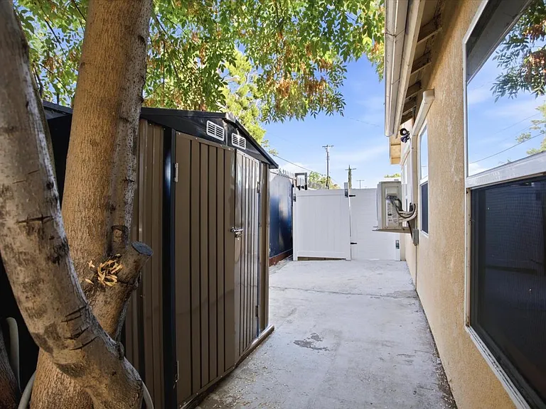 7542 White Oak Ave — Photo 17