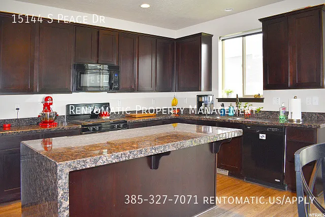 3 bed, 2.5 bath, 3190 sqft, $2,899 — Photo 3