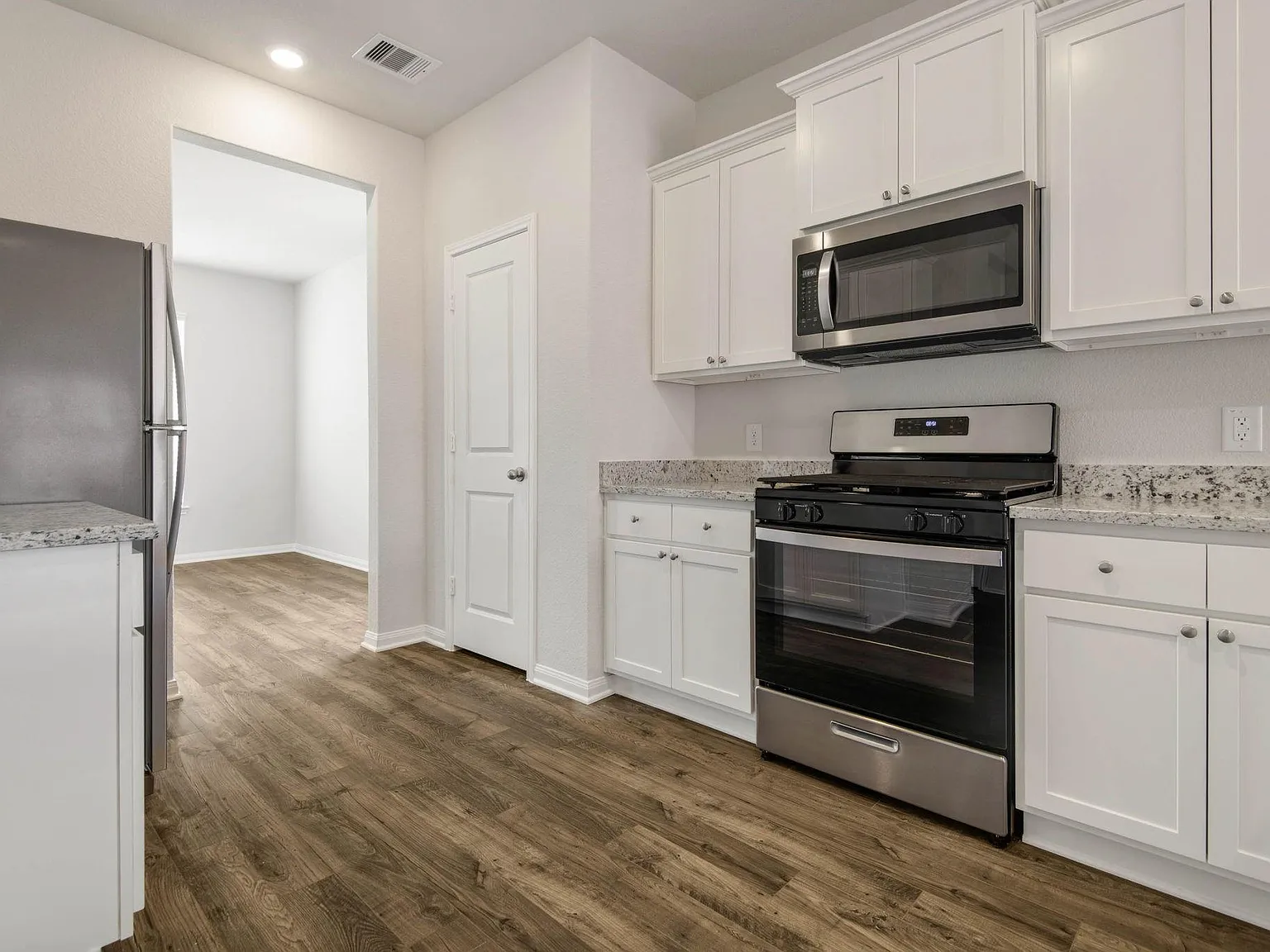 3 bed, 2.0 bath, 1552 sqft, $2,290 — Photo 4