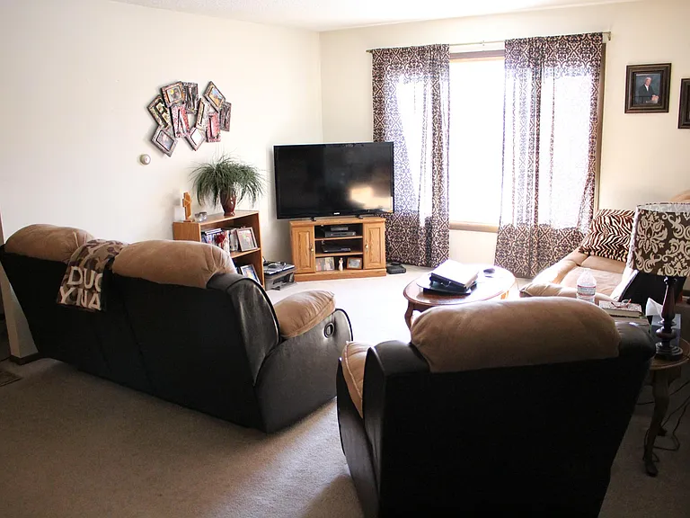 1209 Ravenwood Rd — Photo 1