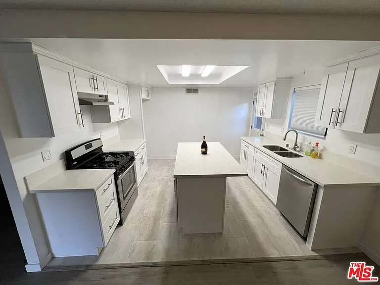 10846 Scoville Ave — Photo 6
