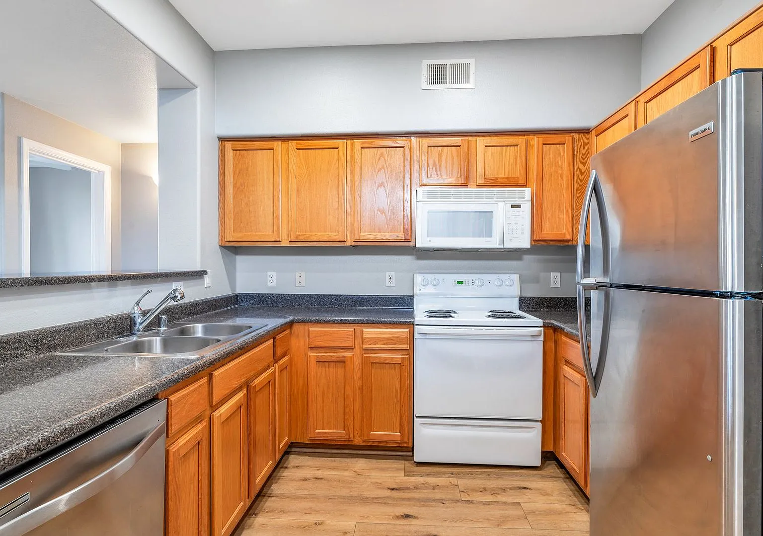 Upscale Condo in Highly Desirable Edge at Grayhawk! Available Now. — Photo 2
