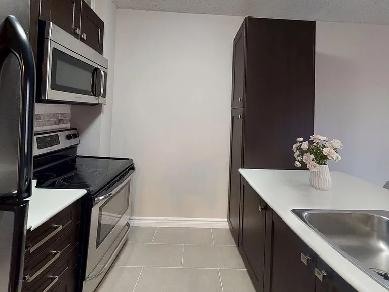 2470 Southvale Cres — Photo 81