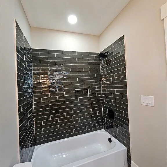 521 W 38th St — Photo 32