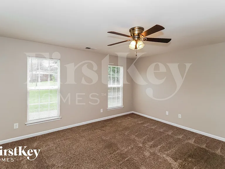 731 Georgie St — Photo 9