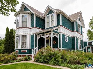 102 NE 9th St, Madison, SD 57042