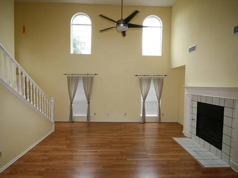 509 Raintree Cir — Photo 2