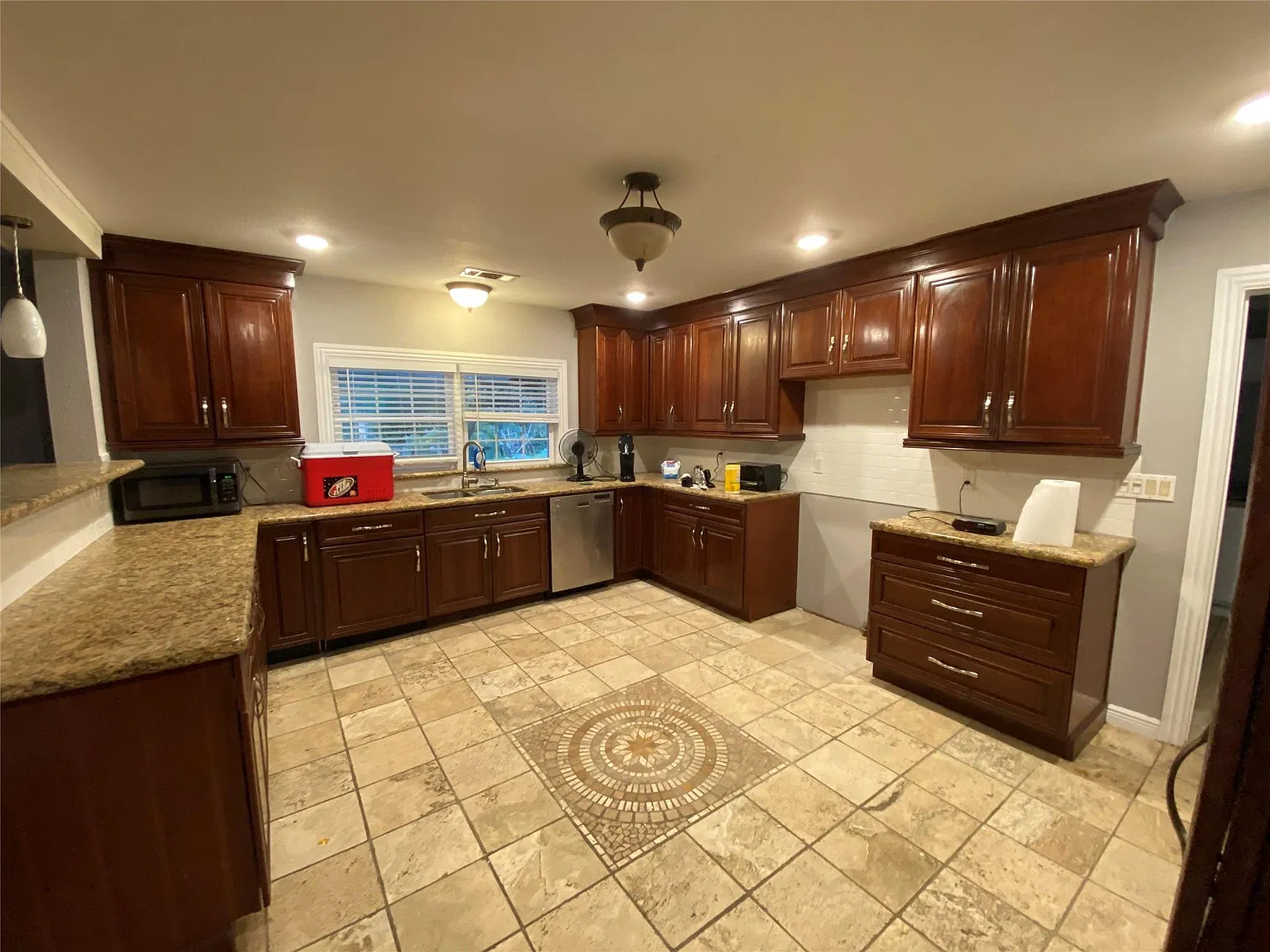 3 bed, 2.5 bath, 1744 sqft, $2,250 — Photo 3