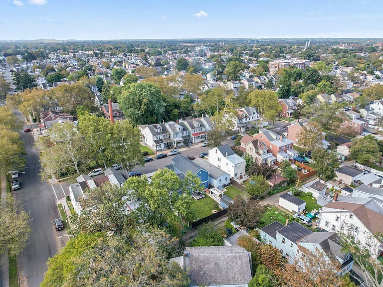 234 Howell St — Photo 36