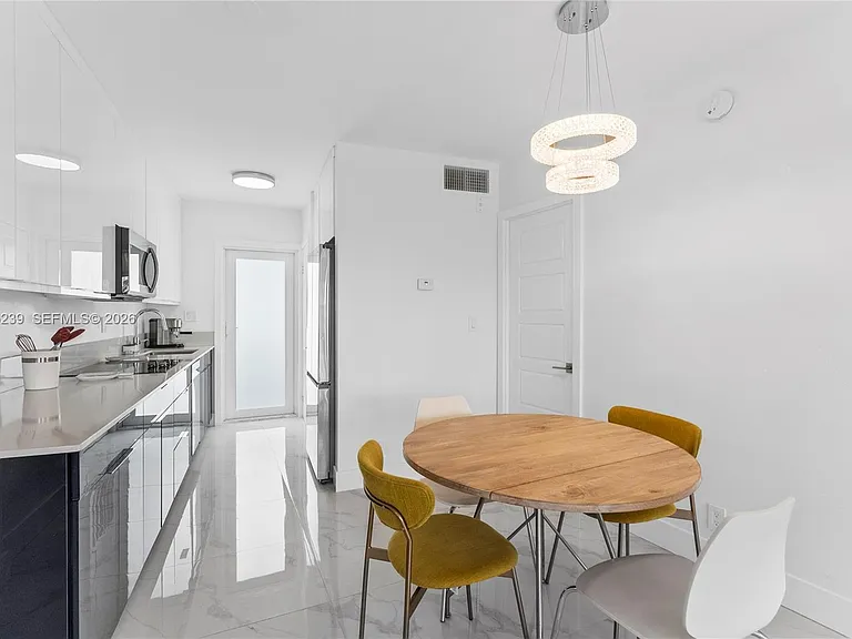 3250 NE 28th St #403 — Photo 11