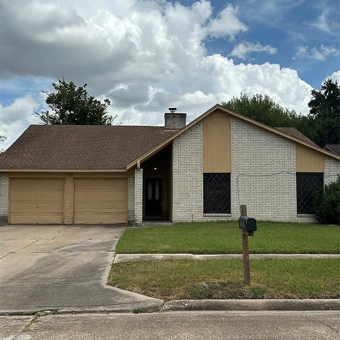 3 bed, 2.0 bath, 2052 sqft, $1,800 — Photo 1