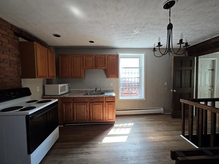 26 Lyon St #A — Photo 2