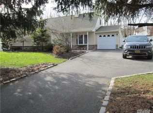 40 Autumn Dr, Mount Sinai, NY 11766
