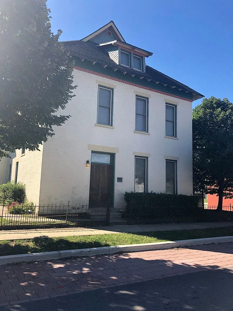 517 Brown St — Photo 1