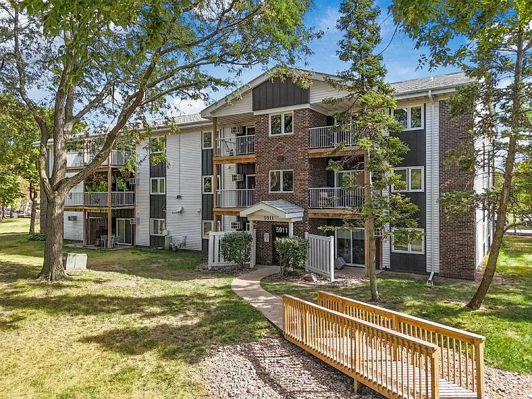 Sun Prairie & Vista Court — Photo 20