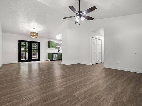 4th image of 3516 Country Cir