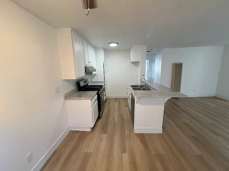 Villa Woods Apartments — Photo 14