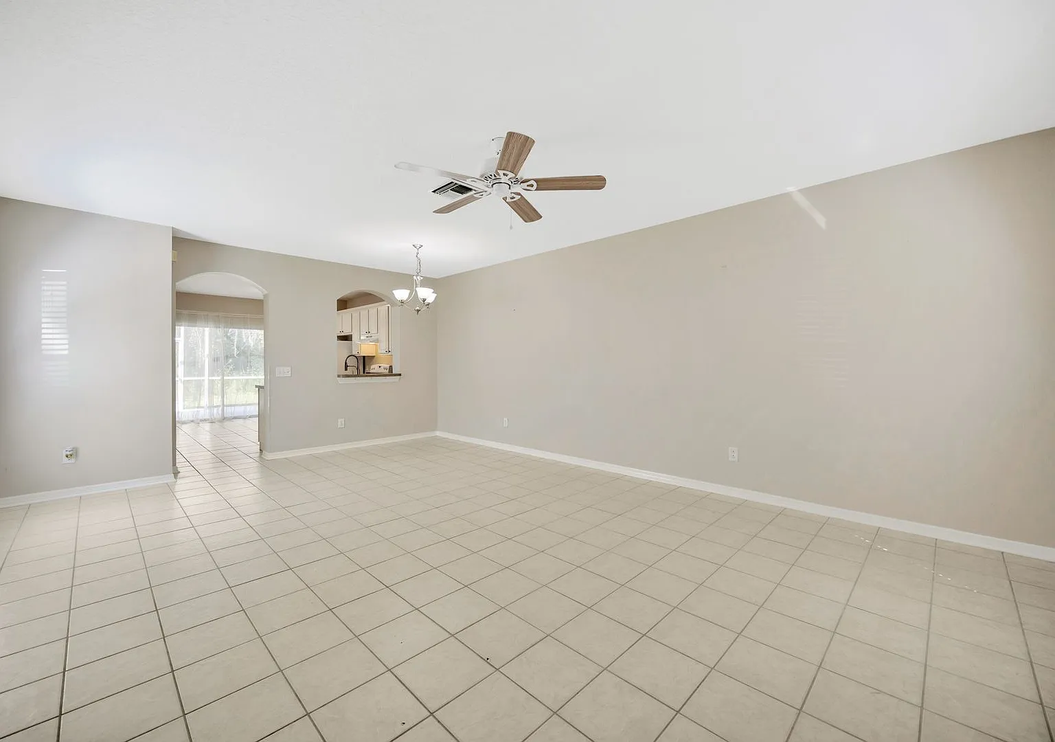 Lovely Fishhawk Townhome Available-- End Unit!! — Photo 2