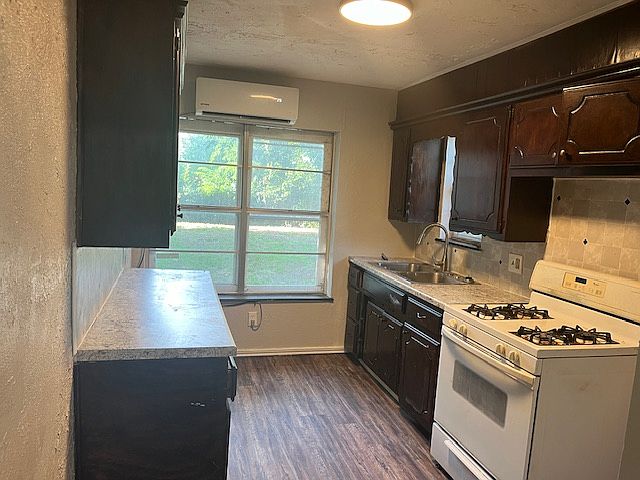 2nd image of 4645 SE 20th St