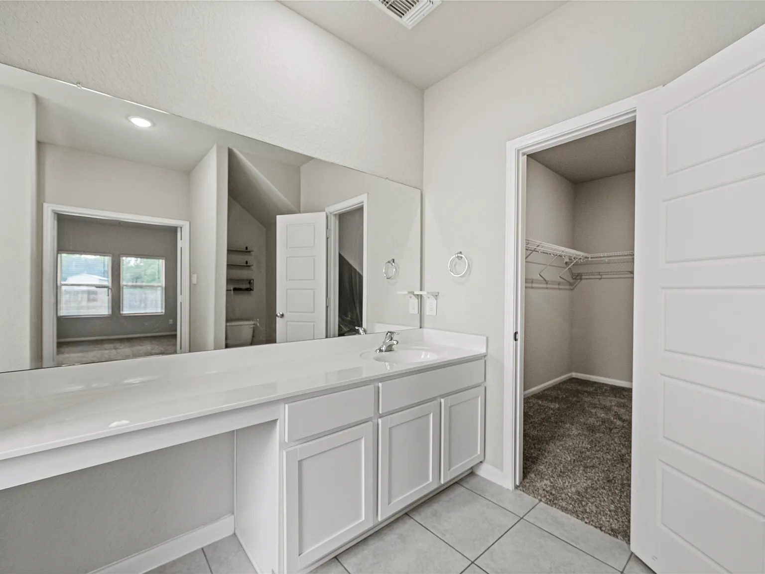 4 bed, 2.5 bath, 2819 sqft, $2,300 — Photo 3