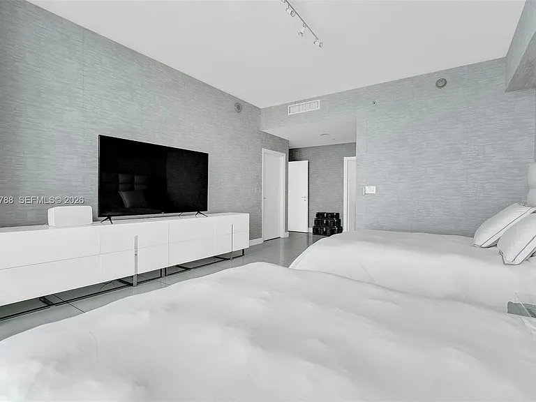 50 S Pointe Dr #2102 — Photo 27