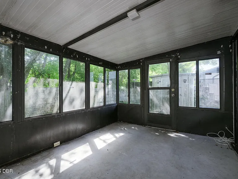 927 E Millard Ct — Photo 3