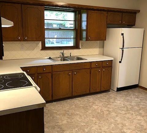 Kitchen (view 1)