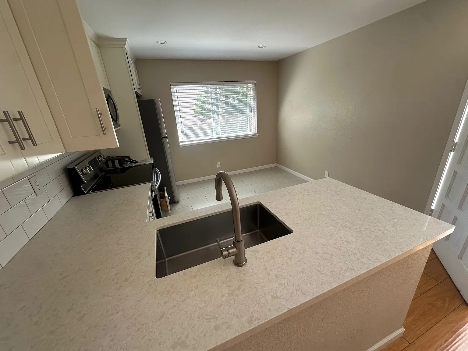 2 bed, 850 sqft, $3,150 — Photo 3