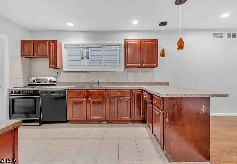 110 S Devine St — Photo 3